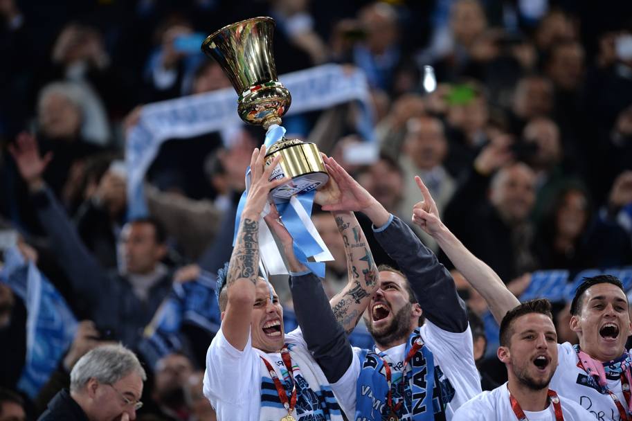 La festa dei giocatori del Napoli, che sollevano la coppa appena conquistata. Afp